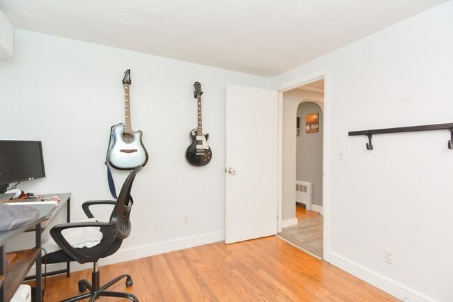 Building Photo - 8 Roberts Rd