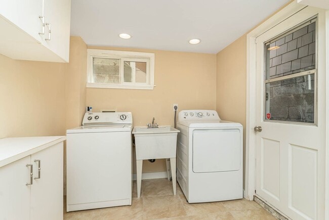 Building Photo - 3Bd/1.75Ba Kirkland Home