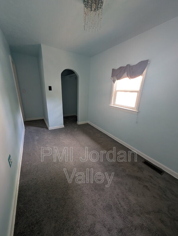 Building Photo - 2511 S 800 E