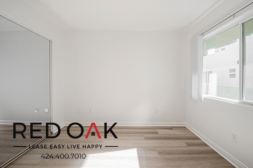 Building Photo - 326 S Westlake Ave