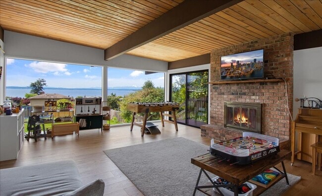 Building Photo - 4Bd/3.25Ba Shoreline House