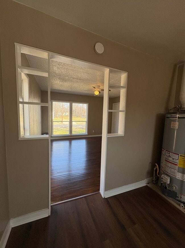 Building Photo - Amazing 2 bedroom/1 bath house with laundry room!