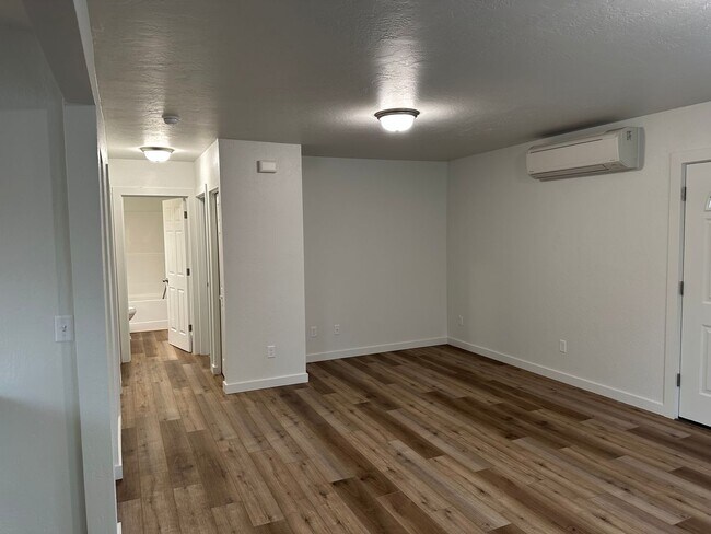 Building Photo - Beautiful 2 bedroom, 1 bath house in Sprin...
