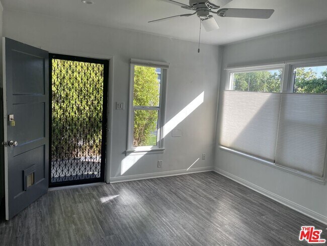 Building Photo - 216 6th Ave