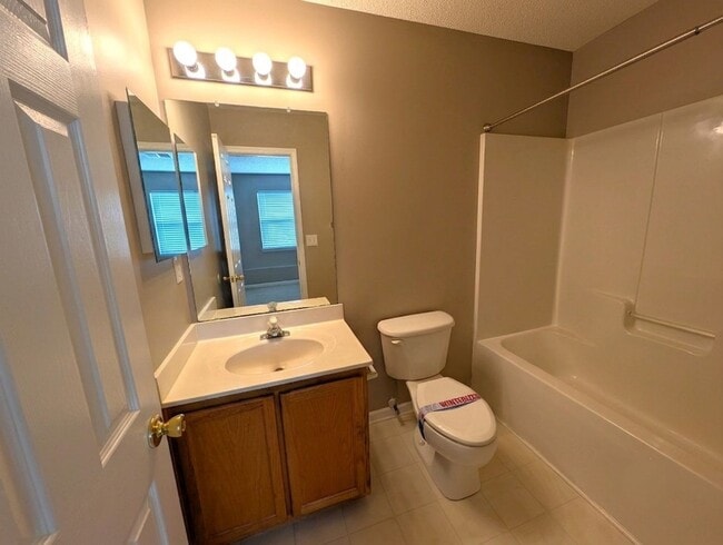 Building Photo - Charming, townhome located in the Bennington Place Community in Charlotte!