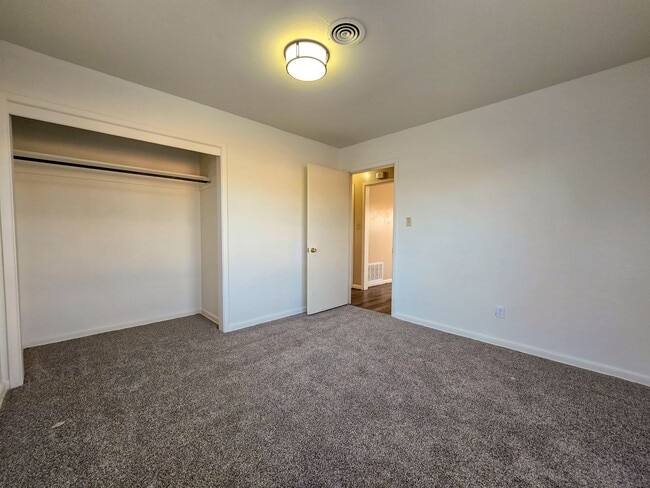 Building Photo - 2 Bedroom 1 Bath Home in Shawnee
