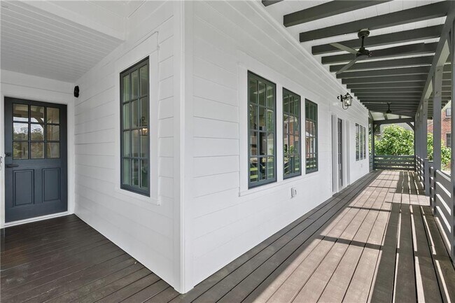 Building Photo - 1296 Hilton Dr