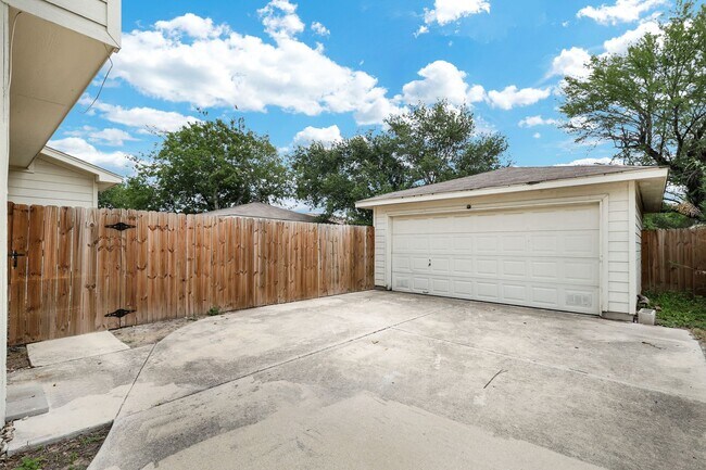 Building Photo - Recently updated 3 bedroom townhome