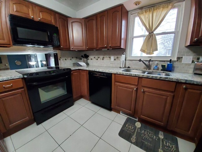 Building Photo - Furnished family home with large fenced backyard