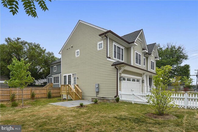 Building Photo - 2205 N Edison St