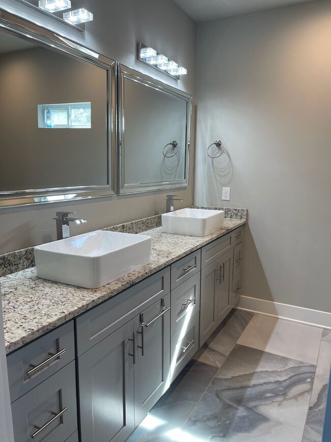 Building Photo - Convenient Living in West End