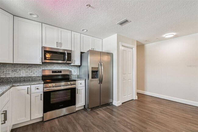 Building Photo - 650 E Tarpon Ave