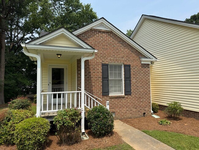 Building Photo - 2 Bedroom / 2 Bath End Unit Townhome in Ce...