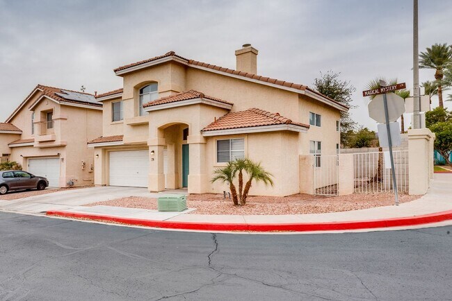 Building Photo - Gorgeous, recently renovated Green Valley ...