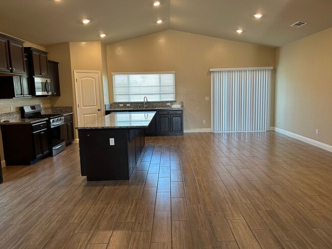 Building Photo - Beautiful 4 Bedroom 2 Bathroom Home in SE Visalia with Solar and Yard Care!
