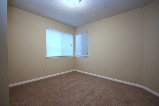 Building Photo - 15863 Meadow Village Dr