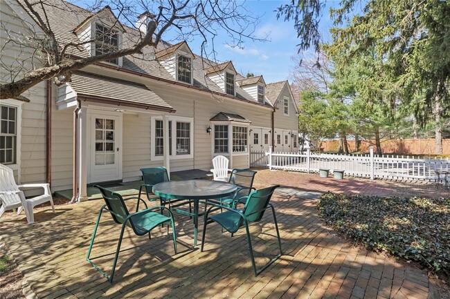 Building Photo - 87 Piping Rock Rd