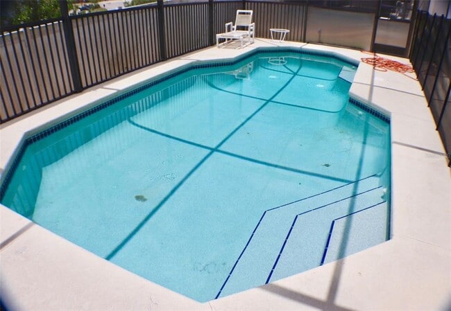 Building Photo - 655 Knollwood Dr