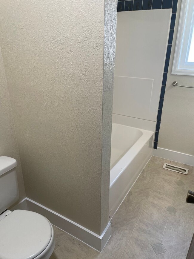 Building Photo - Spacious 4 bed 1.5 Bath Ranch-Style Home i...
