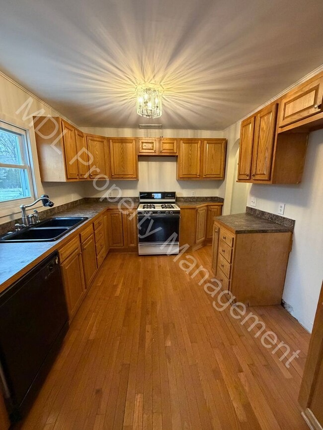 Building Photo - Adorable 2 Bedroom Home with 2nd Level and a Garage!!