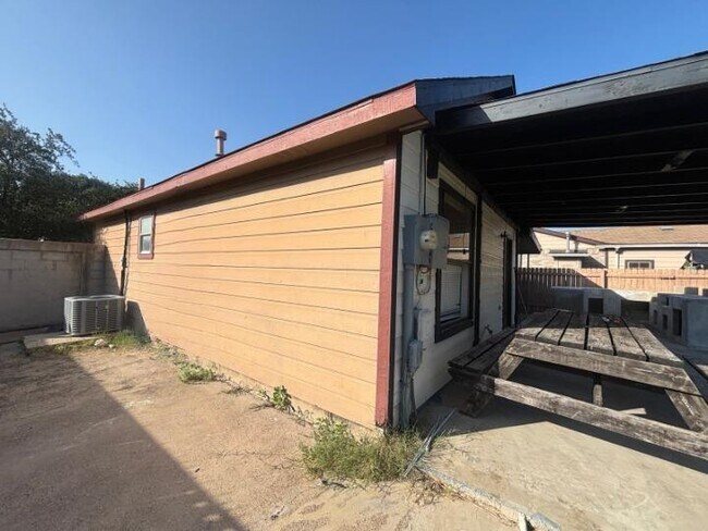 Building Photo - 1415 Quail Creek Rd