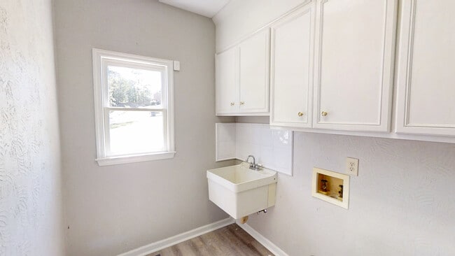 Building Photo - 4130 Knollcrest Cir N