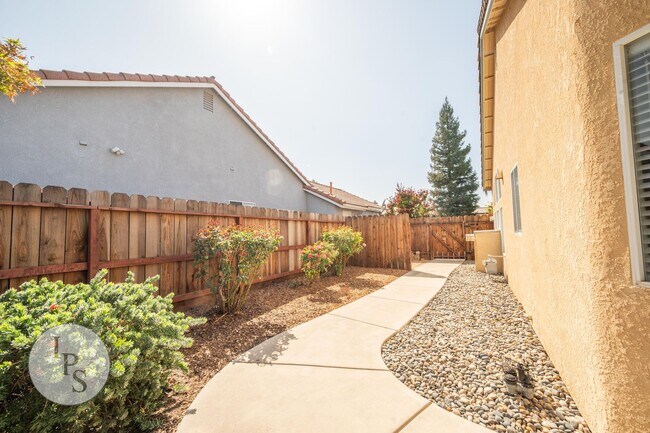 Building Photo - 753 Applegate Ave