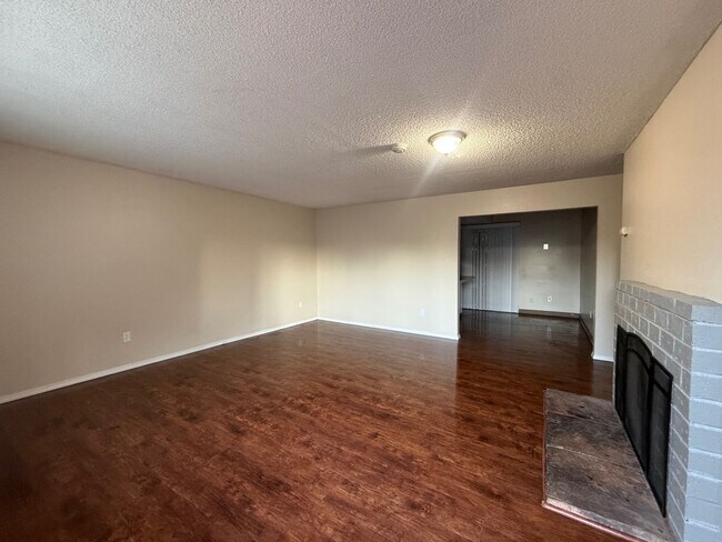 Building Photo - Charming Two Bedroom  Close to Downtown Vancouver !!