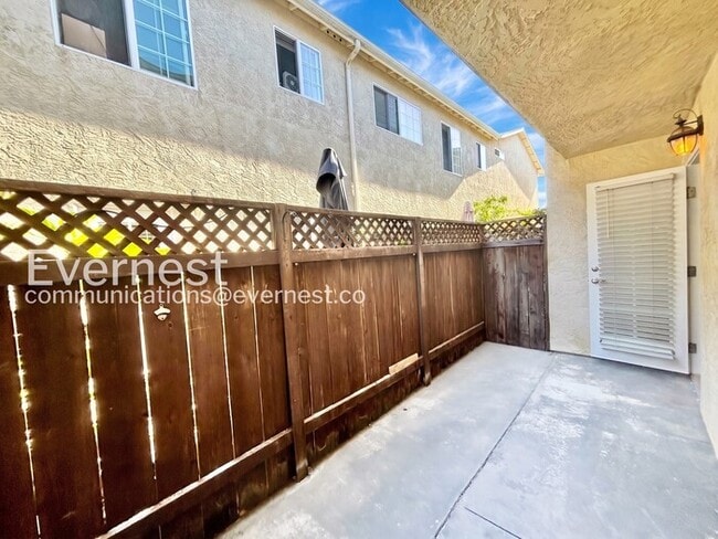 Building Photo - 1 Bed/1 Bath Condo with Modern Amenities / Pet-Friendly / Vouchers Accepted / Available Now!