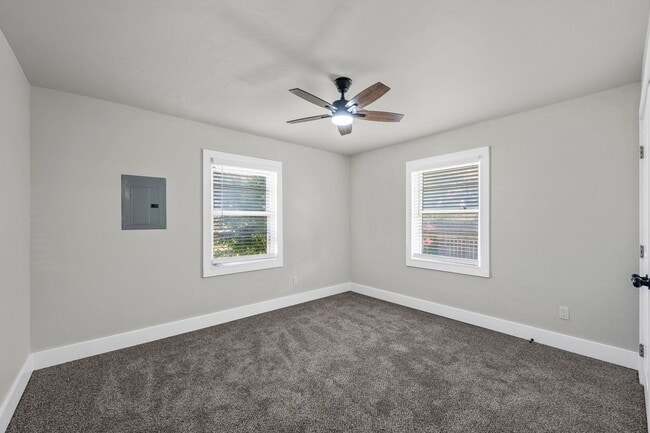 Building Photo - 5 Bedroom