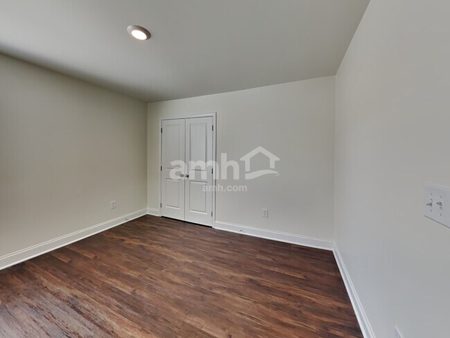 Building Photo - 678 Carnaby Ln