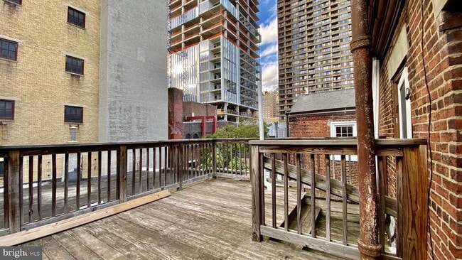 Building Photo - 330 S Juniper St