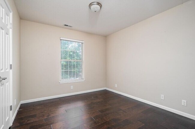 Building Photo - 1403 W Maplewood St