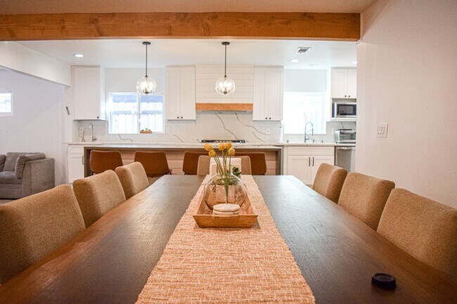 Building Photo - Semi furnished!