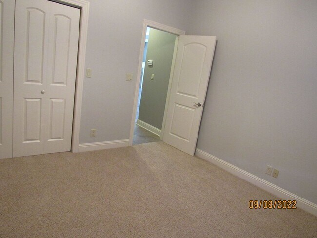 Building Photo - 4 bedroom duplex in Camdenton
