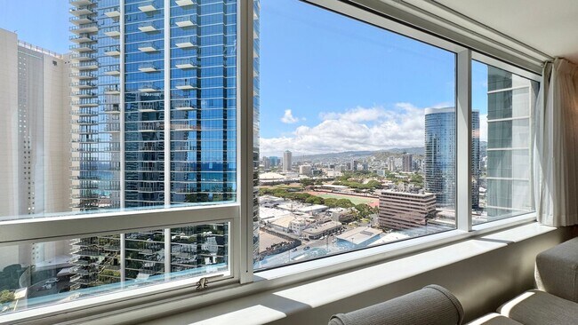 Building Photo - 2 BED/2 BATH FURNISHED UNIT AT HIGHLY DESI...