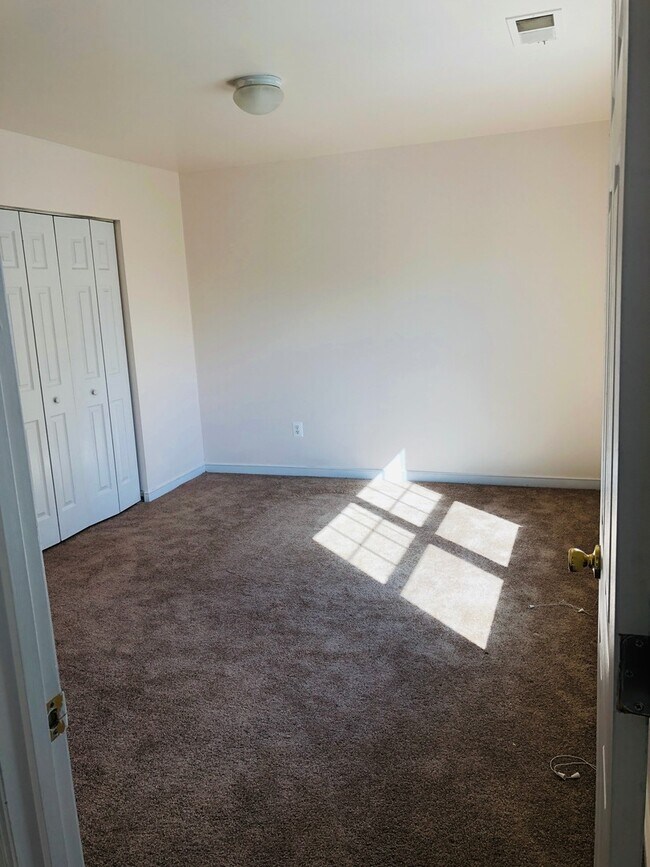 Building Photo - 3 Bdrm/2.5 Bth Home Located Close to I-95