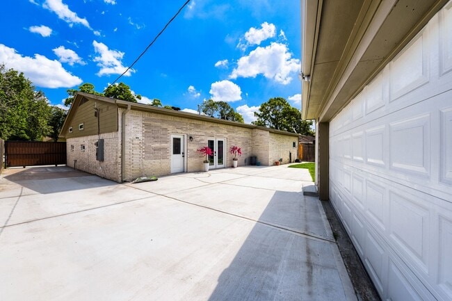 Building Photo - 8815 Sharpview Dr