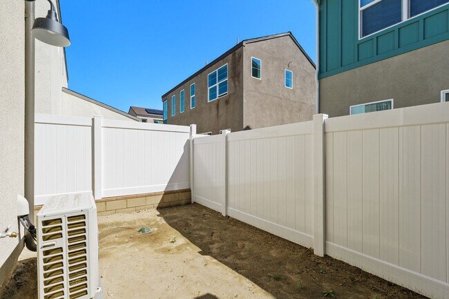 Building Photo - Modern Comfort & Style in Prime Ontario Location