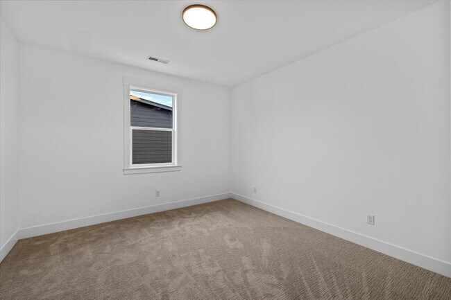 Building Photo - 208 Bogey Ln