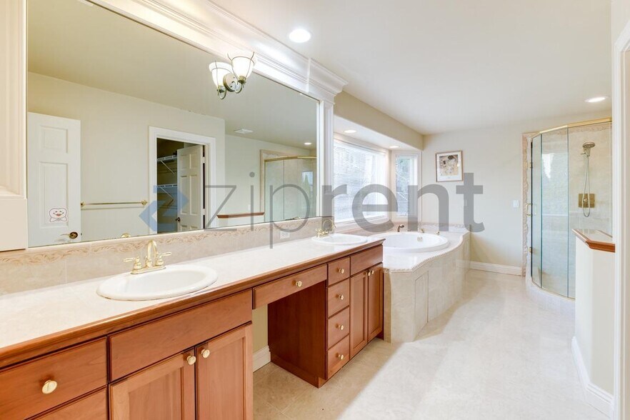 Building Photo - 16461 SE 56th Pl