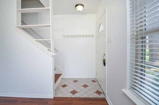 Building Photo - 2 Bedroom Memorial Condo with Utilities Included