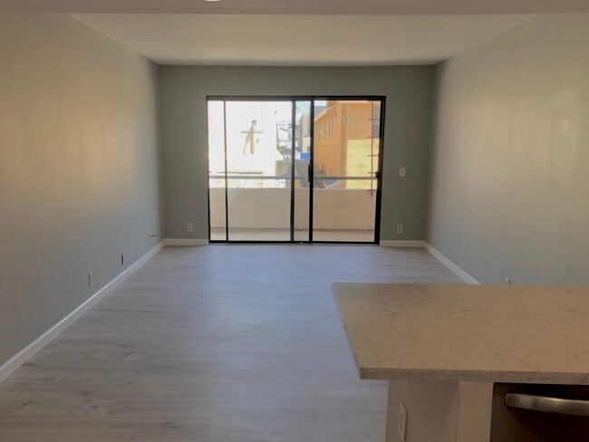 Building Photo - Dual master condo located in University Heights