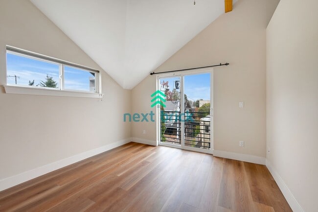 Building Photo - Stunning 2BR and 3BA single family with la...