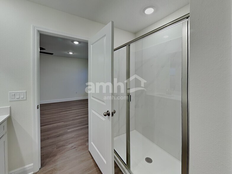 Building Photo - 5964 Sycamore Pl St