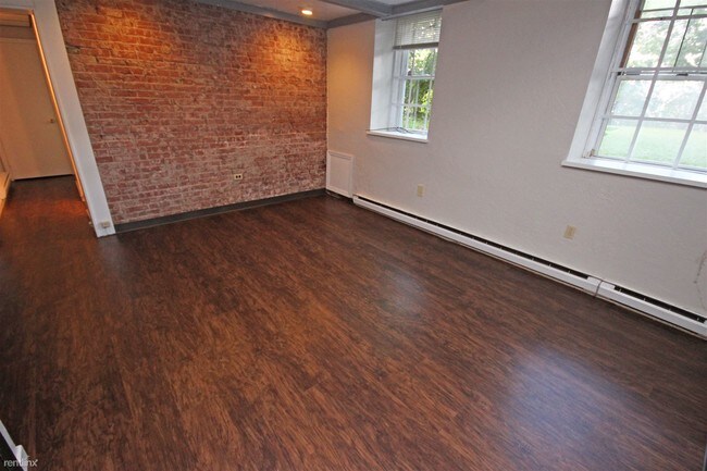Building Photo - 2 br, 1 bath  - Walnut Commons Garden Level