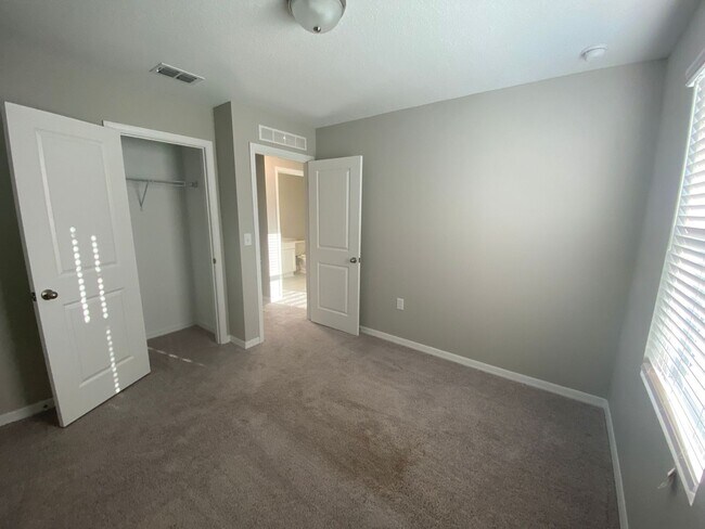 Building Photo - 3 Bedroom 2.5 Bath Townhouse in Davenport ...