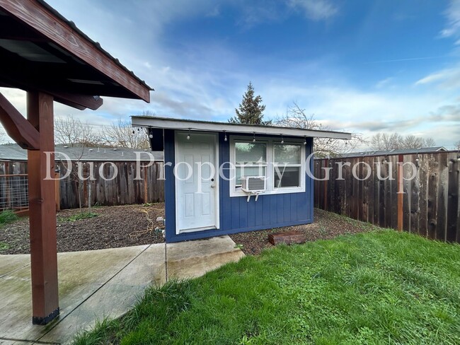 Building Photo - Updated South Eugene Home with Large Yard