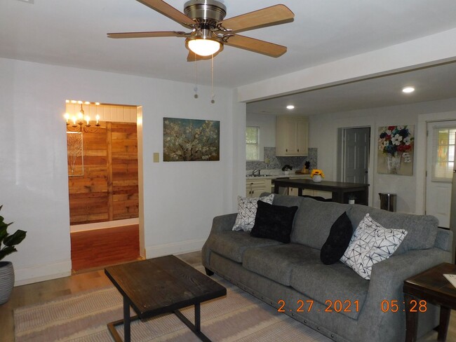 Building Photo - 2 Bedroom/2 Bath Furnished Rental - Whole ...