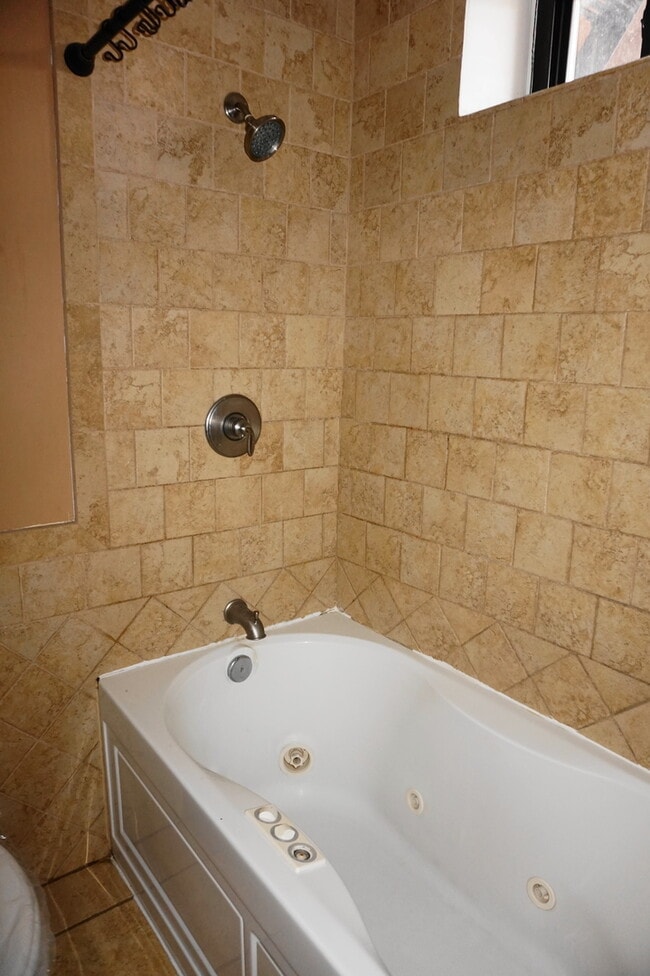 Building Photo - Charming 2 Bedroom/1 Bathroom Apartment in Reservoir Hill, MD!